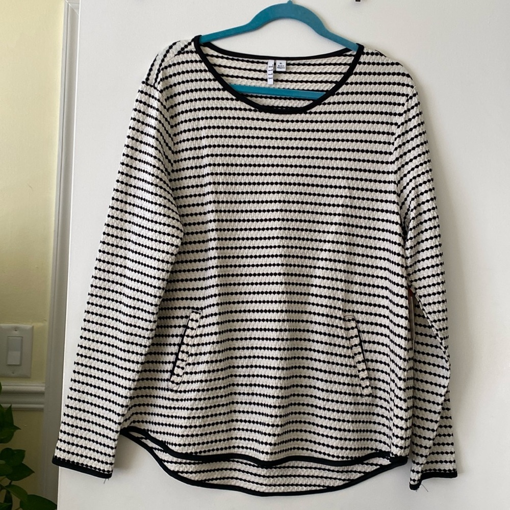 Elle ivory/ black top